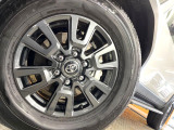 【純正18インチアルミホイール】外観にマッチした純正アルミホイールを装着しております。各種社外アルミホイールや、スタッドレスタイヤも取扱いしております。是非ご相談ください♪