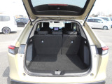 リアシートを倒さなくても大きくて使いやすい荷室です。