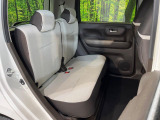 後部座席も気になるようなキズ・汚れやへたり等、大きなダメージはなく、良好な状態です。