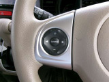 ステアリングスイッチは、ハンドルを握りながらオーディオ操作などが可能です。走行中の視線移動も最小限で済むので安全にも役立ちます。