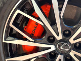 【オレンジキャリパー】ハイパワー車両には強力なブレーキが必須!色鮮やかなキャリパーがスポーティな印象を引き立てます♪