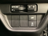 ハンドルの右側にHondaセンシング用のVSA解除スイッチとパワーテールゲートスイッチがついています。その上にはETC2.0がついています。高速道路の料金所の通過も楽々です!