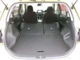 後席を倒すと収納力がアップします。長尺物も積めるのでカーライフの幅が広がりますね。