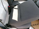 運転席シート後ろ側にも収納があります。