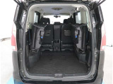 【トランクルーム】荷室の広さも十分です!シートアレンジでシートを畳めば長い荷物だって積めますね。シートアレンジの操作方法など、お気軽にご相談下さい。