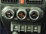 オートエアコンを装備しておりますので、四季を通じて車内を快適な温度に保つことが出来ます!高級感が有りますね!