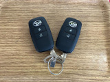 【スマートキー】 スマートキーを携帯していれば、ドアハンドルのボタンを押してロックの解除ができ、パワースライドドアもワンタッチで開閉できます。