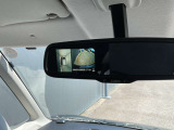 ルームミラーでアラウンドビューモニターの画像が確認出来ます。