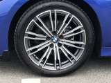 BMW純正18インチホイール。洗練されたデザインで、足元の個性を引き立てます。