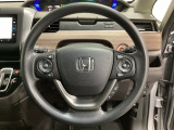 ハンドルにHondaセンシング系のクルーズコントロールやレーンキープアシストなどのスイッチと、オーディオの操作スイッチが装備されています。ハンドルから手を離さず安全に操作できます。