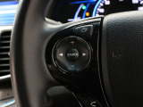 【ステアリングスイッチ】ハンドルにオーディオリモコンスイッチが装備されています。視点をそらすことなく、ボリューム調整・モード切替・放送局・曲飛ばしなどが可能です。