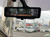 ◆インテリジェントルームミラー◆乗員・ヘッドレスト・積載物などでさえぎられがちなルームミラーの後方視界をクリアに保ちます!車内の状況に関わらず、車両後方にあるカメラの映像をルームミラーに映し出します!