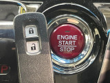 【Hondaスマートキー】カバンやポケットに入れたままでもドアの施錠・解錠が可能なスマートキーを装備。エンジンのオン・オフ時もカギを取り出す必要が無いからとっても便利です♪