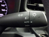 【オートライト】車外の明るさに応じて、自動的にライトの点灯・消灯をしてくれます。