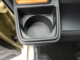 カップホルダーは運転席や助手席からちょうど手の届く位置です!!