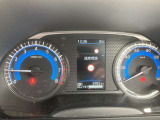 左にタコメーター右にスピードメーターを配置。オーソドックスなレイアウトで見やすいメーターです。メーター中央部に車両状態確認、安全装備の確認設定が行える液晶ディスプレイを装備しています。