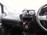 ブラック基調のスポーティなインテリアです。エンジンの始動はプッシュエンジンスターターでOK。ポケットからキーを取り出さなくてもエンジンを始動できます。