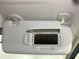 【運転席サンバイザー】鏡が付いているのでメイク直しなどにも便利★