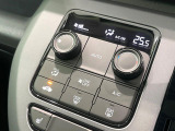 【オートエアコン】一度お好みの温度に設定すれば、車内の温度を検知し風量や温度を自動で調整。暑い&hellip;寒い&hellip;と何度もスイッチ操作をする必要はありません。快適な車内空間には必須の機能ですね♪