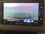 【バックカメラ】運転が苦手な方も車庫入れラクラクです!ギアをリバースに入れれば自動的に切り換わりますので、面倒な操作は不要です♪狭い駐車場もお車を傷つけず安心ですね!