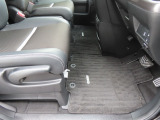【フロントのフロアマット】前席は純正フロアマット付きです。大きな汚れもなく、使用感も少なめで綺麗な状態です。