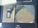 【マルチテレインモニター】車のフロントやサイドのカメラ画像を同時にモニター表示することで、悪路や狭い道を走行時でも周囲の状況確認ができ安心!本格SUVにうれしい装備です♪