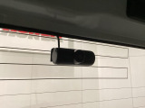 後方にもドライブレコーダーのカメラが付いています。前後両方でお車の周りを監視・記録いたします。