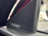 【BOSEサウンドシステム】メーカーオプションの高品位サウンドシステムを搭載。専用のチューニングが施された大小様々なスピーカーから良質なサウンドが奏でられ、臨場感あふれる音響空間を演出します。
