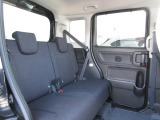 後席は大人が座っても広く感じられるスペースがあります。広くゆとりのあるお車です!