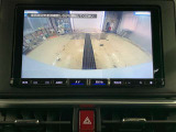 バックモニターで、後方を確認しながら安心して駐車することができます。※カメラが映し出す範囲は限られています。必ず車両周辺の安全を直接確認してください。