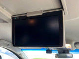 【フリップダウンモニター】大画面モニターで後席でもエンタメをお楽しみいただけます。小さなお子様にも大人気の装備です♪