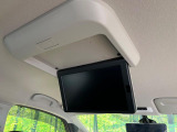 【フリップダウンモニター】大画面モニターで後席でもエンタメをお楽しみいただけます。小さなお子様にも大人気の装備です♪
