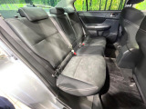 後部座席も気になるようなキズ・汚れやへたり等、大きなダメージはなく、良好な状態です。