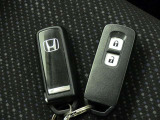 鍵がポケットの中でもドア開閉・エンジンスタートが可能な便利なスマートキーです!