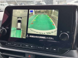 アラウンドモニター、上空から見下ろしているかのような映像をディスプレイに映し出し、スムースな駐車をサポートします。さらに、人や自転車など周囲に動くものがいる場合には、表示とブザーで注意を促します。