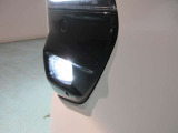 フロントLEDフォグランプです鮮やかな日光色で明るく足元を照らします。