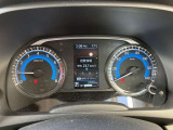 左にタコメーター右にスピードメーターを配置。オーソドックスなレイアウトで見やすいメーターです。メーター中央部に車両状態確認、安全装備の確認設定が行える液晶ディスプレイを装備しています。