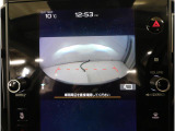 ■人気のフロントビューモニター装備。フロントグリルのカメラ映像を11.6インチディスプレイに表示。自車の前方の様子が確認可能です。見通しの悪い交差点や駐車・発進時などの前方確認をサポートします。