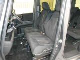 広々使えるベンチシート仕様です。アームレスト付きです。
