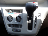 シフトとエアコンです。ダイヤル式のマニュアルエアコンになります。シンプルで使いやすい!