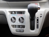 シフトとエアコンです。ダイヤル式のマニュアルエアコンになります。シンプルで使いやすい!