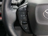 ステアリングには運転中でも簡単に操作できる各種スイッチついてます