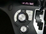 【オートエアコン】車内温度を感知して自動で温度調整をしてくれるのでいつでも快適な車内空間を創り上げます!どの席に座っても快適なドライブが楽しめます♪