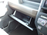 収納たっぷりグローブボックス。