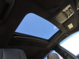【チルトアップ機構付きフロント電動スモークドガラス・サンルーフ】室内に開放感を演出します!換気に役立つチルトアップ機構付きです。また紫外線カット機能を備え、直射日光もやわらげるガラスを採用しています。