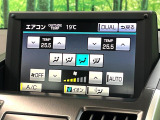 【オートエアコン】一度お好みの温度に設定すれば、車内の温度を検知し風量や温度を自動で調整。暑い&hellip;寒い&hellip;と何度もスイッチ操作をする必要はありません。快適な車内空間には必須の機能ですね♪
