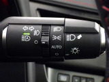 【オートライト】車外の明るさに応じて、自動的にライトの点灯・消灯をしてくれます。
