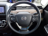 ハンドル左側にはオーディオ操作が出来るオーディオリモートコントロールスイッチ、右側にはHonda SENSINGとオートクルーズコントロールのスイッチを装備!