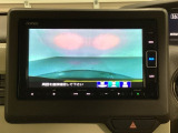 ギヤをR(バック)に入れるとナビの画面に後ろの映像が映るリアカメラ付です。後退時、コンディションが悪い視界でもカラーバックモニターがドライバーをサポートします。