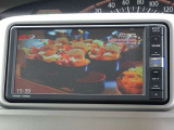 フルセグTVナビ付で、テレビ視聴(常時視聴可能)、DVD再生、CD再生等が可能です。Bluetooth機能も付いておりますので、通話やスマートフォンから音楽を楽しめます。バックカメラ付。